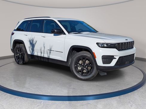 Used 2025 Jeep Grand Cherokee Altitude image 3