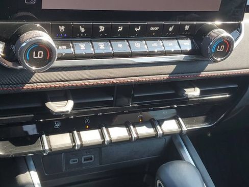 Certified 2025 Chevrolet Colorado Z71 w/ Technology Package AWD/4WD image 8