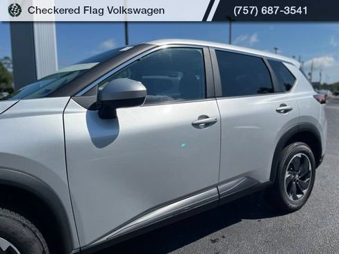Used 2024 Nissan Rogue SV FWD image 3