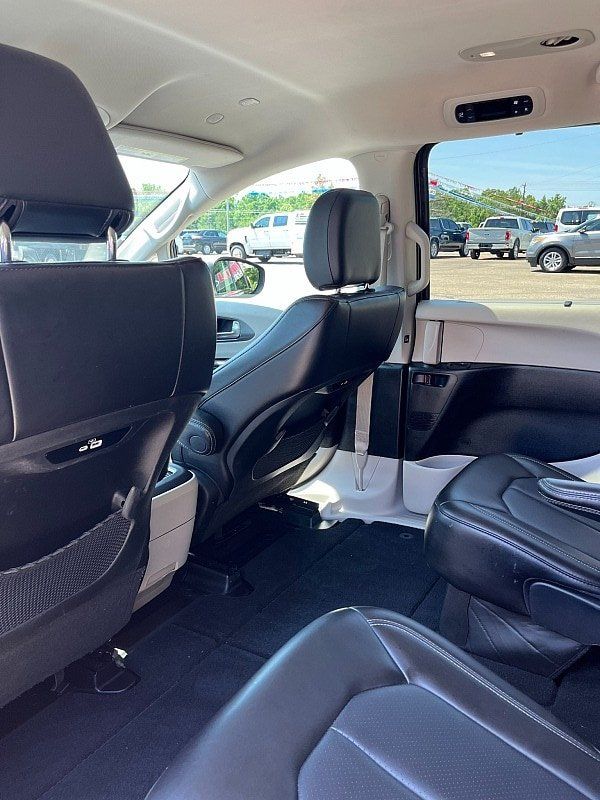 Used 2023 Chrysler Pacifica Touring-L FWD image 15