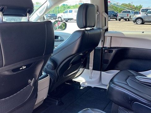 Used 2023 Chrysler Pacifica Touring-L FWD image 15