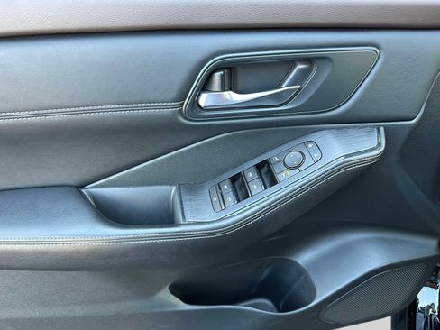 Used 2023 Nissan Rogue SV w/ SV Premium Package AWD/4WD image 17