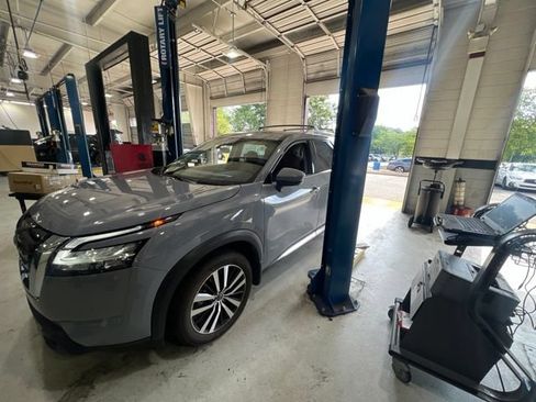 Used 2024 Nissan Pathfinder Platinum AWD/4WD image 4