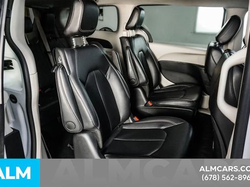 Used 2024 Chrysler Pacifica Select image 21