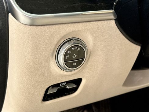 Used 2023 Mercedes-Benz C 300 4MATIC Sedan w/ Exclusive Trim Package image 14