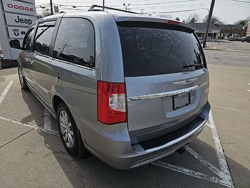 Used 2014 Chrysler Town & Country Touring-L image 10
