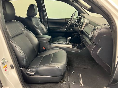 Used 2018 Toyota Tacoma Limited image 13
