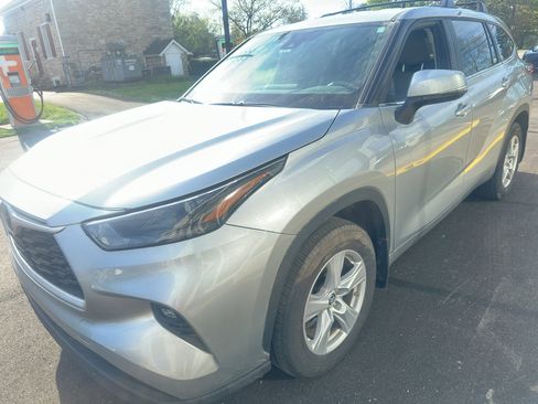 Used 2023 Toyota Highlander LE image 4