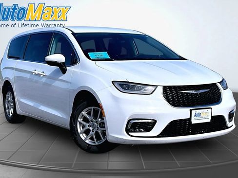 Used 2023 Chrysler Pacifica Touring-L FWD image 3