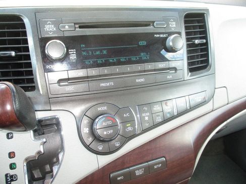 Used 2014 Toyota Sienna XLE image 13