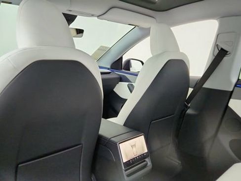 Used 2026 Tesla Model Y Long Range image 30