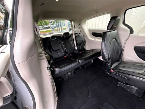 Used 2023 Chrysler Pacifica Touring-L FWD image 17