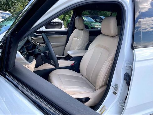 Used 2023 Jeep Grand Cherokee L Limited AWD/4WD image 9