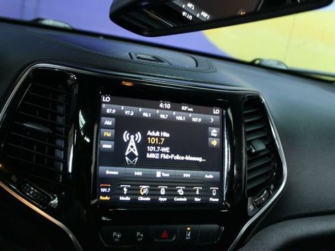 Used 2019 Jeep Cherokee Limited w/ Luxury Group AWD/4WD image 18