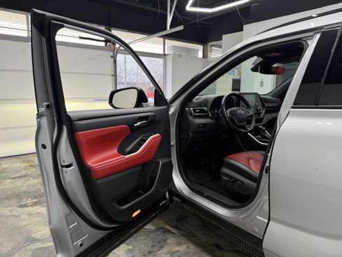 Used 2021 Toyota Highlander XSE image 11