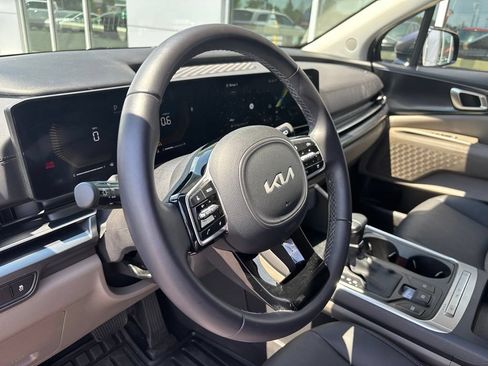 Certified 2026 Kia Carnival FWD image 6