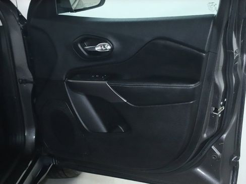 Used 2019 Jeep Cherokee Latitude Plus w/ Cold Weather Group image 33