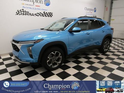 Used 2025 Chevrolet Trax LT FWD image 7