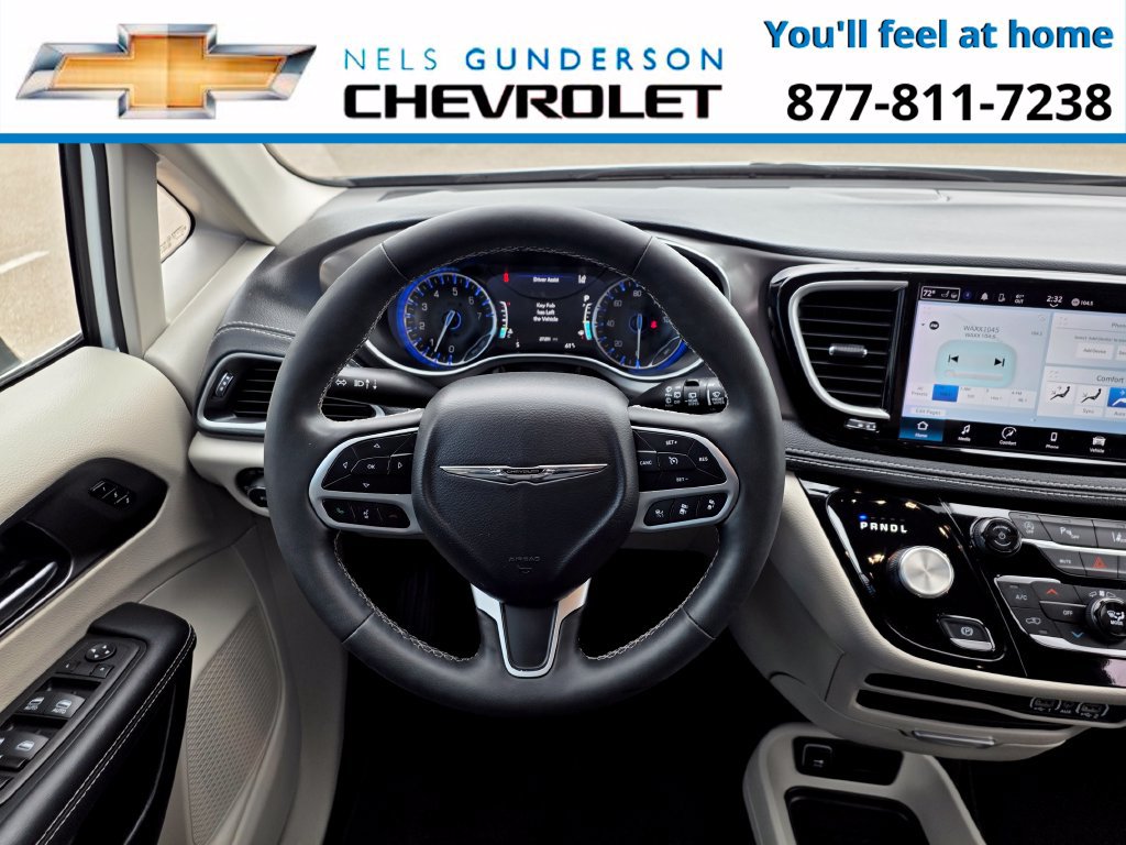 Used 2024 Chrysler Pacifica Touring-L FWD image 17