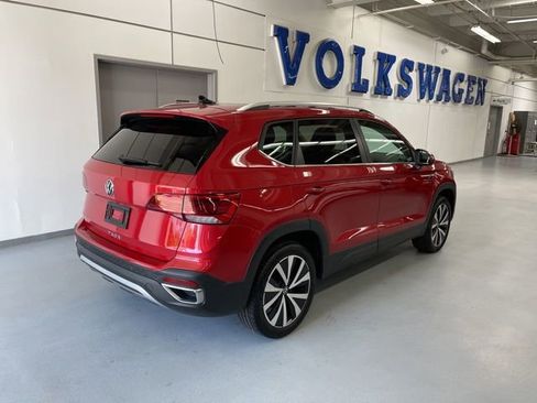 Used 2023 Volkswagen Taos SE w/ Panoramic Sunroof Package FWD image 4