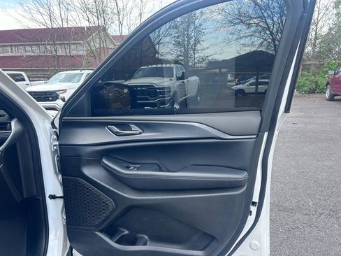 Used 2024 Jeep Grand Cherokee Altitude image 14