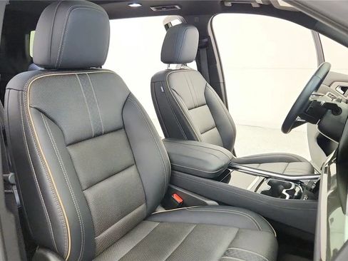 Used 2025 Chevrolet Traverse High Country AWD/4WD image 45