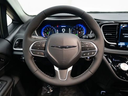 New 2026 Chrysler Pacifica Select image 15