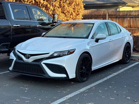 Used 2021 Toyota Camry SE image 2