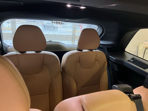 Used 2017 Volvo XC90 T6 Momentum w/ Vision Package image 8