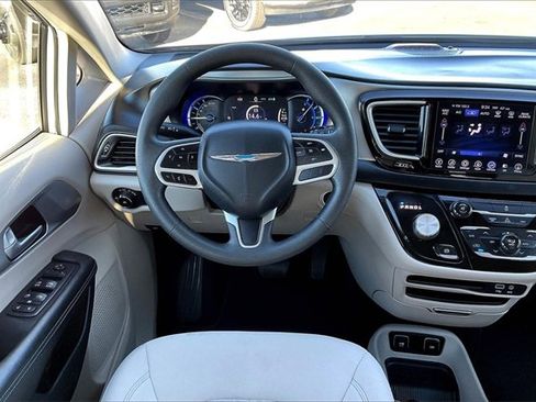 Used 2017 Chrysler Pacifica Touring Plus image 5
