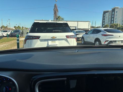 Used 2024 Chrysler Pacifica Touring-L image 14