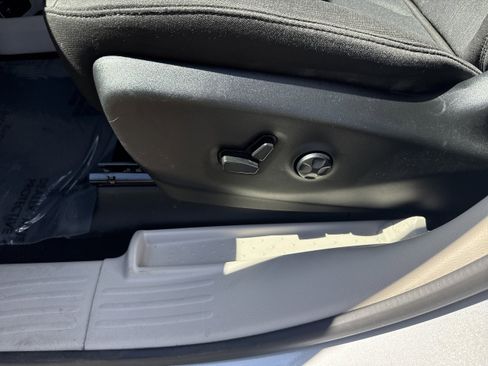 Used 2023 Chrysler Voyager LX image 4