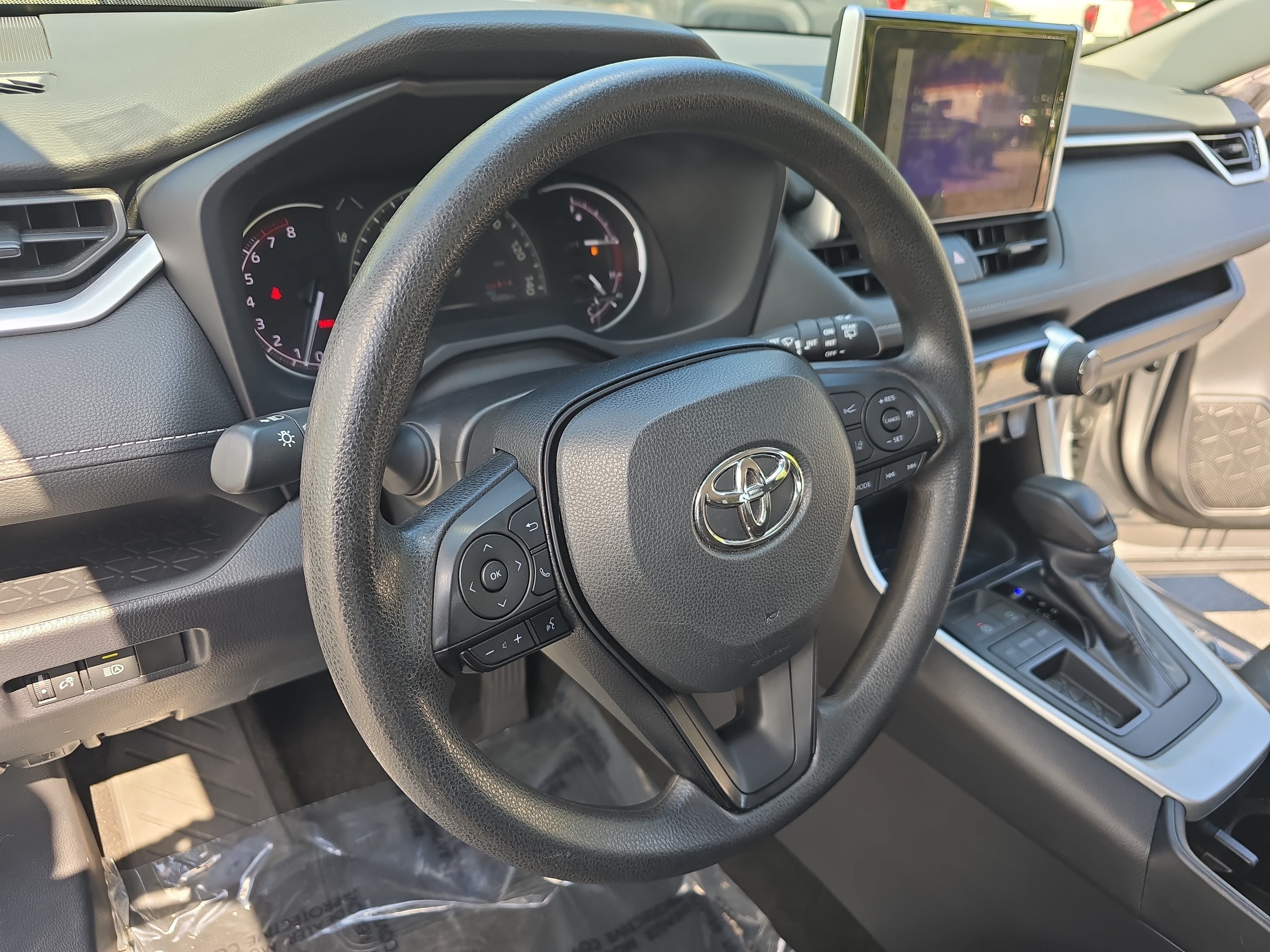 Used 2024 Toyota RAV4 XLE FWD image 15