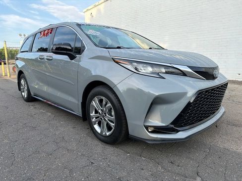 Used 2023 Toyota Sienna XSE AWD/4WD image 8