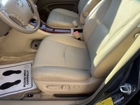 Used 2005 Toyota Highlander 4WD V6 w/ 3rd Row image 11