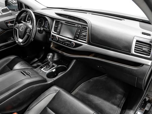 Used 2019 Toyota Highlander XLE FWD image 11