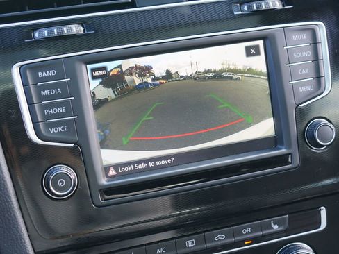 Used 2017 Volkswagen GTI SE image 17