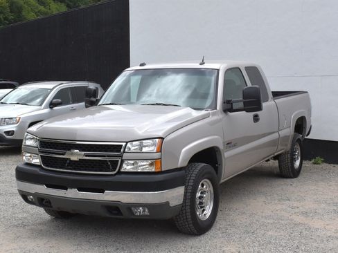 Used 2005 Chevrolet Silverado 2500 LT w/ Heavy-Duty Power Package AWD/4WD image 9
