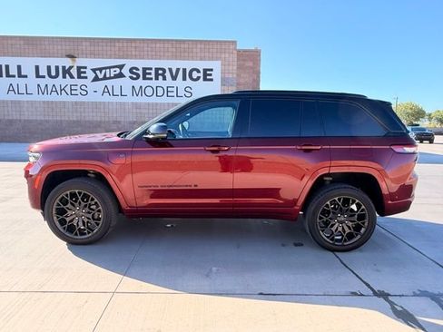 Used 2023 Jeep Grand Cherokee Summit AWD/4WD image 9