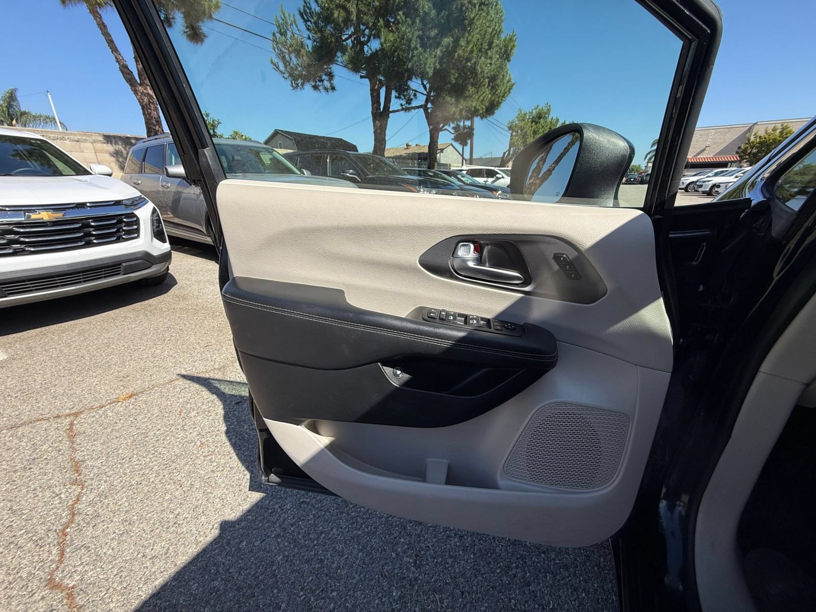 Used 2023 Chrysler Pacifica Touring-L FWD image 18