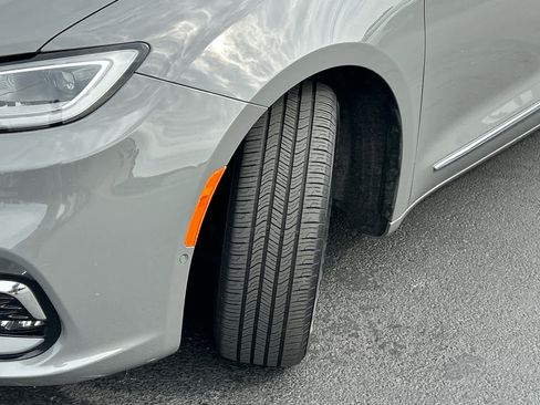 Used 2022 Chrysler Pacifica Limited image 65