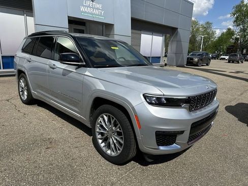 Used 2024 Jeep Grand Cherokee L Summit AWD/4WD image 11