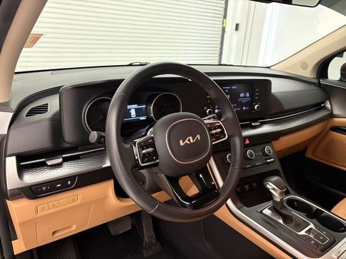 Used 2024 Kia Carnival LX FWD image 2