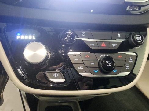 Used 2022 Chrysler Voyager LX image 31