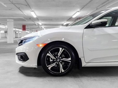 Used 2018 Honda Civic Touring image 14