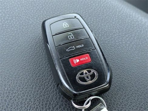 Used 2025 Toyota Camry SE image 31