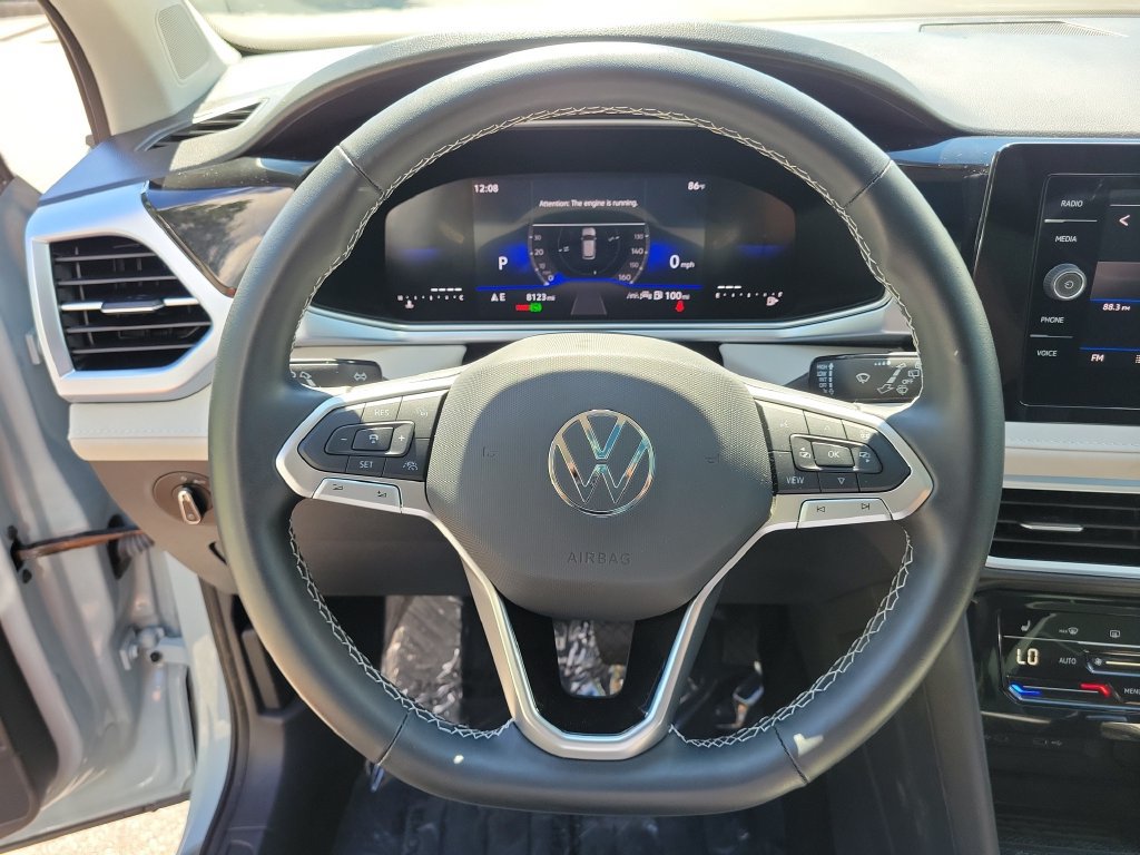 Used 2025 Volkswagen Taos SE w/ Panoramic Sunroof Package FWD image 28