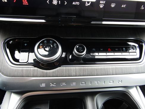 Used 2025 Ford Expedition Platinum w/ Platinum Ultimate Package image 30