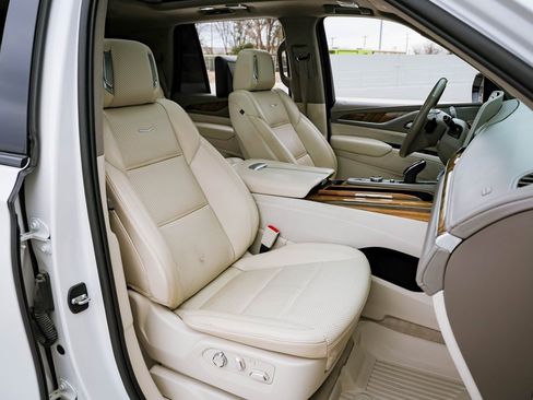 Used 2021 Cadillac Escalade Sport Platinum w/ LPO, ONYX Package image 24