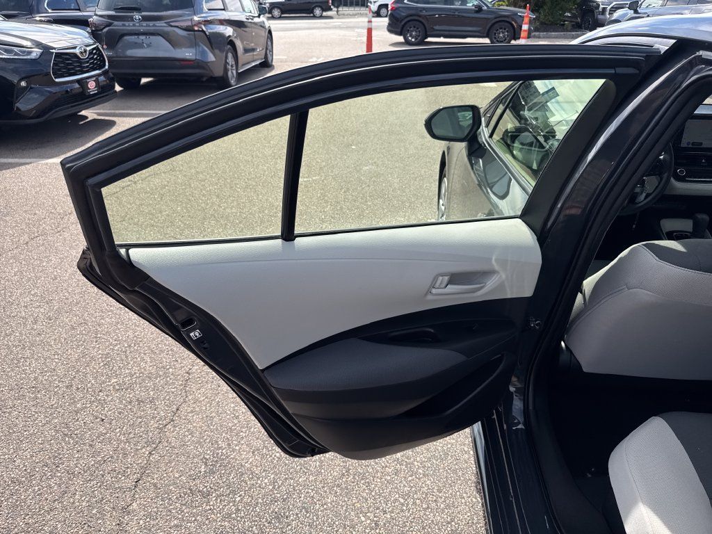 Used 2025 Toyota Corolla LE AWD/4WD image 39